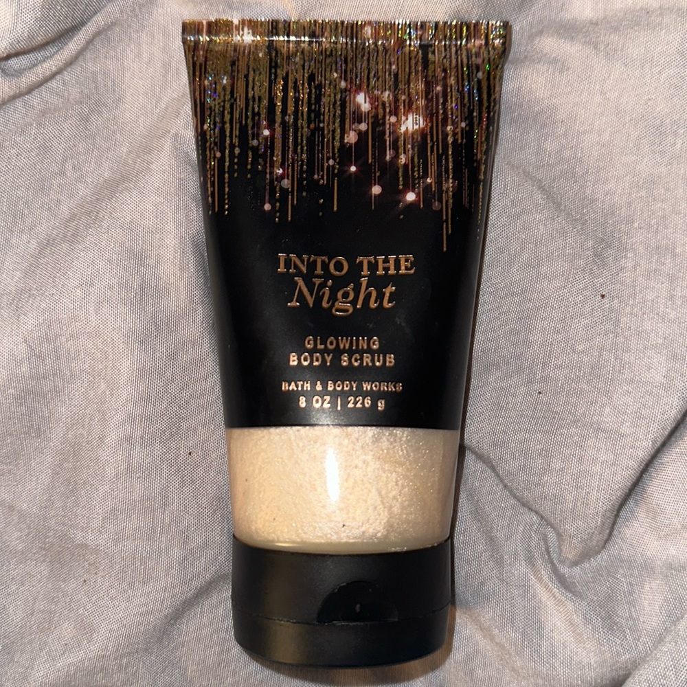 🩷BATH & BODY WORKS GLOWING BODY SCRUB.